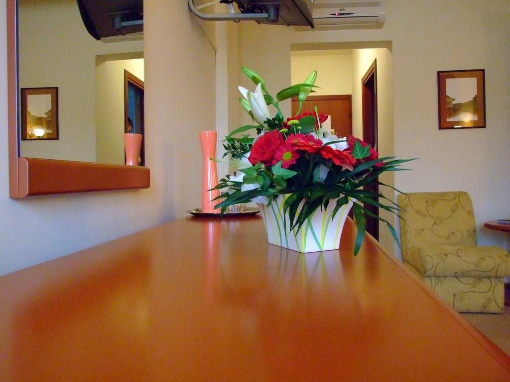 Hotel Regat Pitesti Bagian luar foto